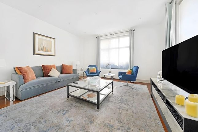 Flat to rent in Portland Place, London