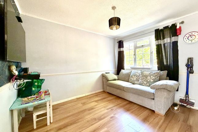 7, Hunting Gate Drive, Chessington photo 2