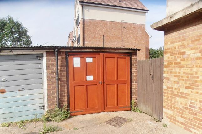Parking/garage for sale in Dukes Avenue, Grays