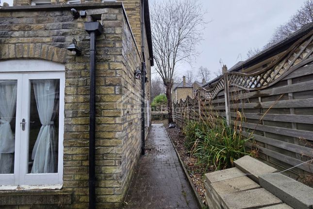 21, Northfield Road, Dewsbury photo 2