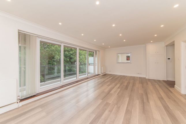 Flat Flat 18, Foreland Court, Holders Hill Road, London photo 5