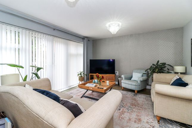 104 South Way, Abbots Langley photo 3