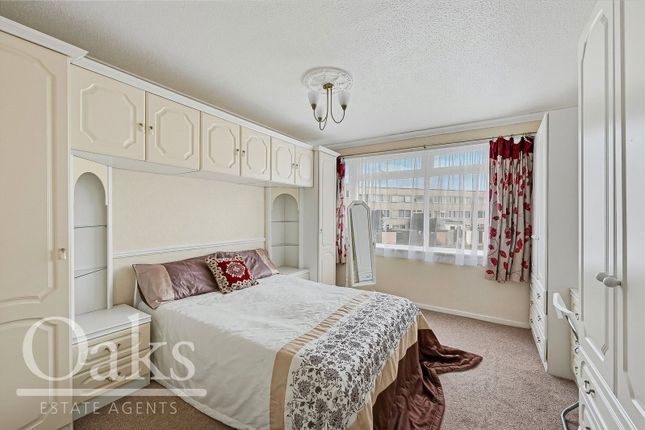 48, Gale Close, Surrey photo 4
