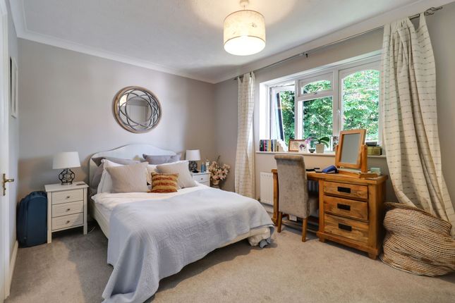 17 The Willows Albany Crescent, Esher photo 5