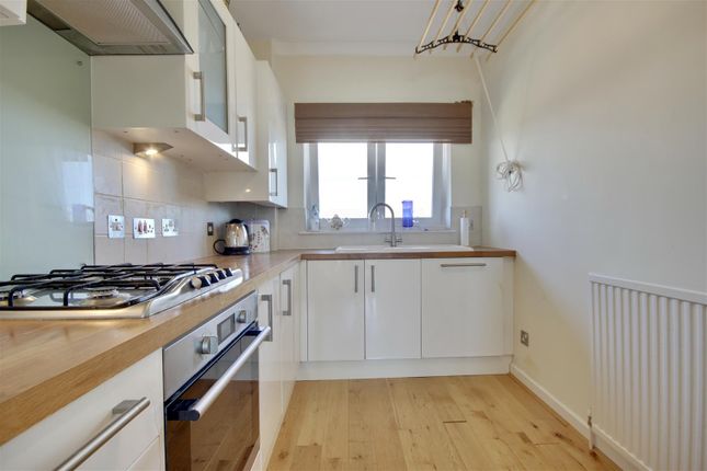 28 Marine Parade East, Lee-On-The-Solent photo 3