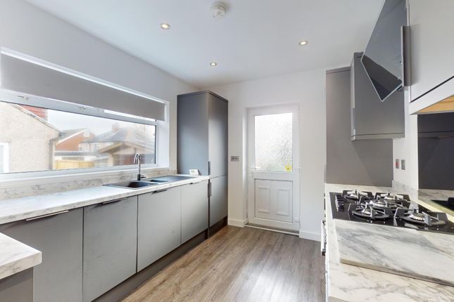 15, Westfield Mount, Leeds photo 3