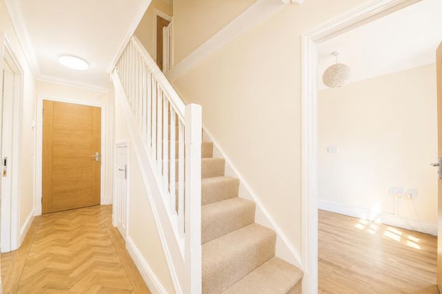 24A, Hedge Lane, Palmers Green photo 3