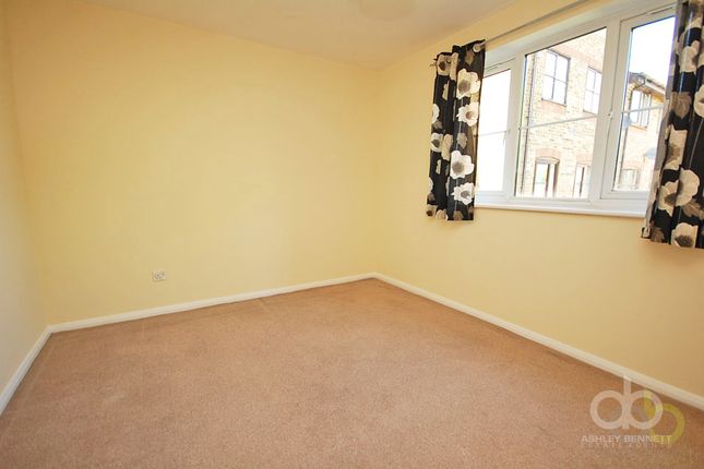 Flat to rent in Crest Avenue, Grays