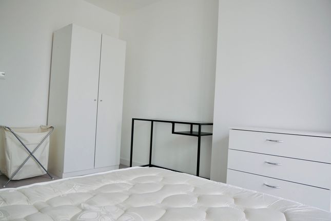 Flat 50 Horizons Tower, 1 Yabsley Street, London photo 5