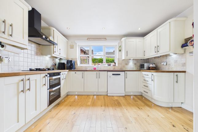 6, Pinders Green Drive, Leeds photo 4