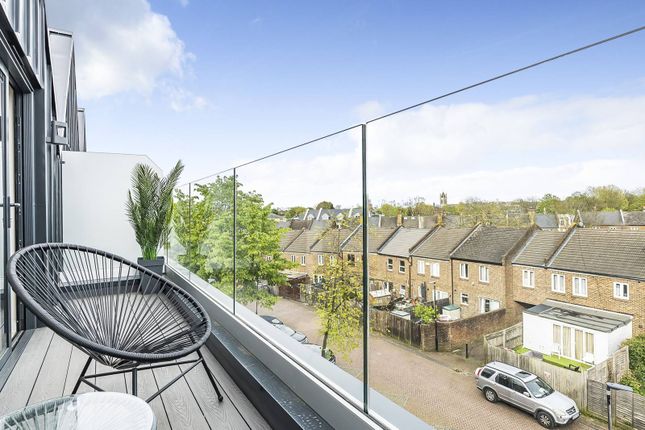 Mews house for sale in Kings Avenue, Clapham Park, London