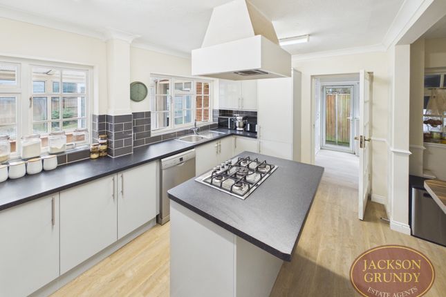 6, Hall Close, Northampton photo 4