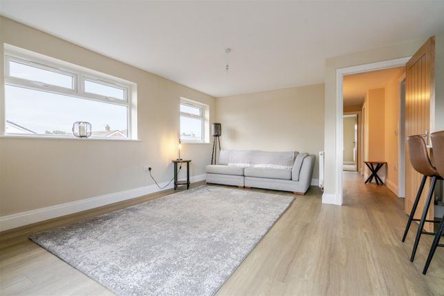 20, Mayfield Dri, Leigh photo 2