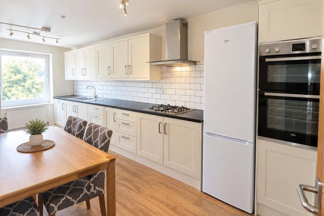 3-bed house on 93, Cowdenbeath Path, London, £3,300/mo