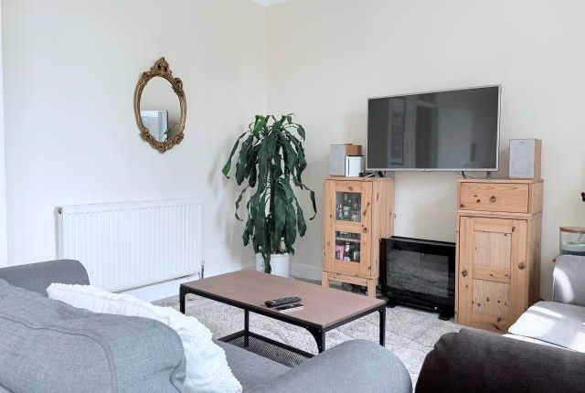 44, Crescent Court, Surrey photo 3