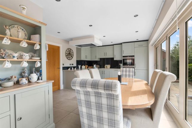 5, Badgers Close, Stratford-Upon-Avon photo 4
