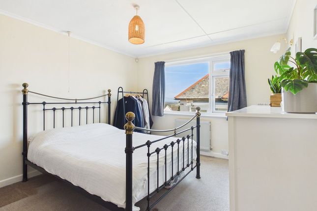 Waverley, 22, Mount Ambrose, Redruth photo 4