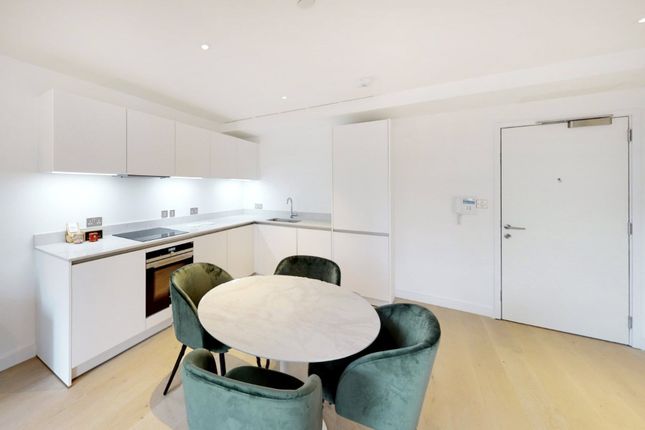 Flat for sale in Highgate Hill, Archway, London