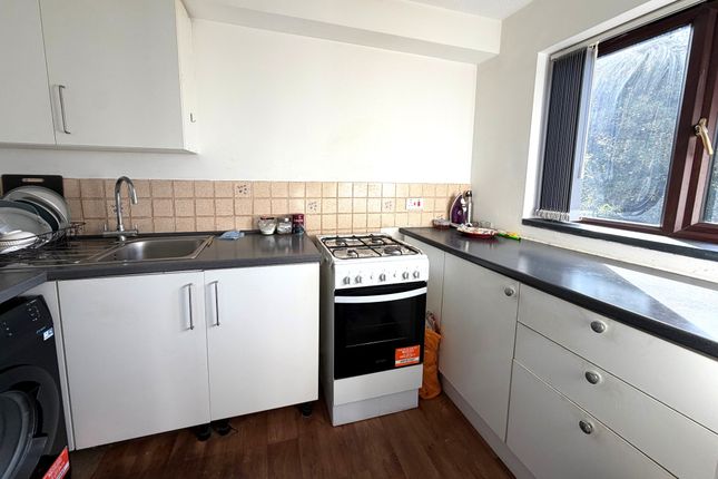 61 Victoria Road, Slough photo 3