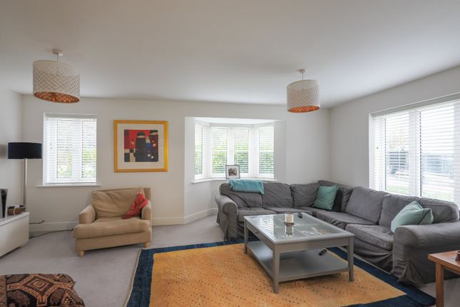 2, Heatherfields Way, Bordon photo 2