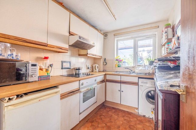 Flat C, 74, Oatlands Drive, Slough photo 4