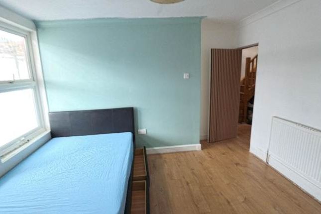 Oxlow Lane, Dagenham photo 4