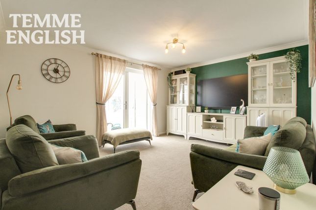 16 Frerichs Close, Wickford photo 4