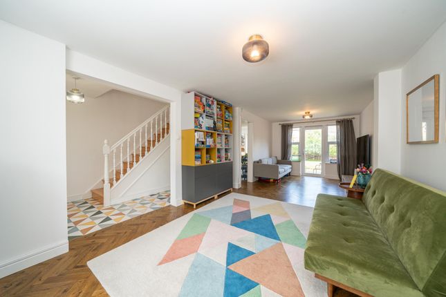 49 Laureate Way, Hemel Hempstead photo 3