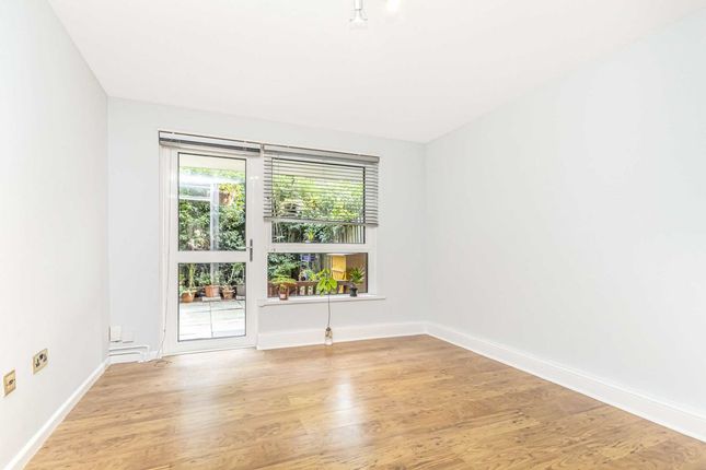 Flat to rent in St. John's Grove, London