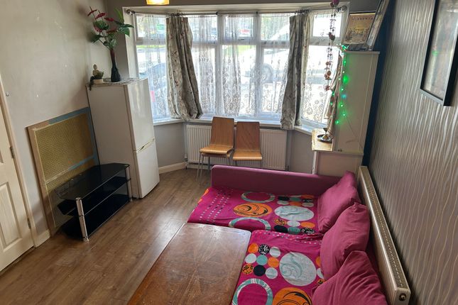 600a, Hanworth Road, Hounslow photo 2