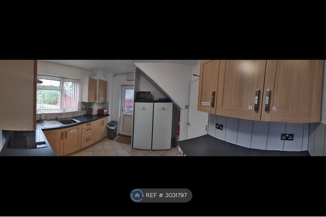 Room   Barnfield Rd, Crawley photo 5