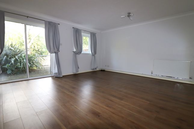 12, Chesterfield Drive, Dartford photo 3
