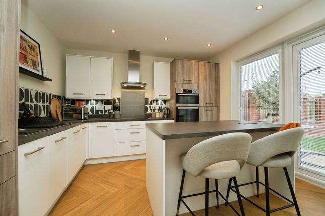 7, Mill Meadow, Worcester photo 2