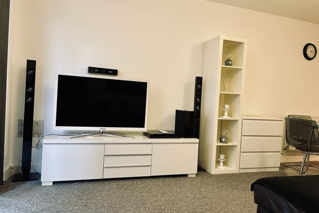Flat to rent in Nelson Walk, London