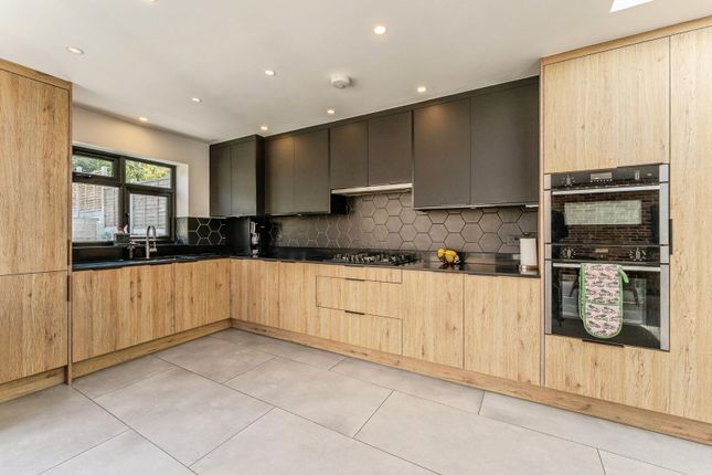 18, Rushdene Avenue, Barnet photo 2