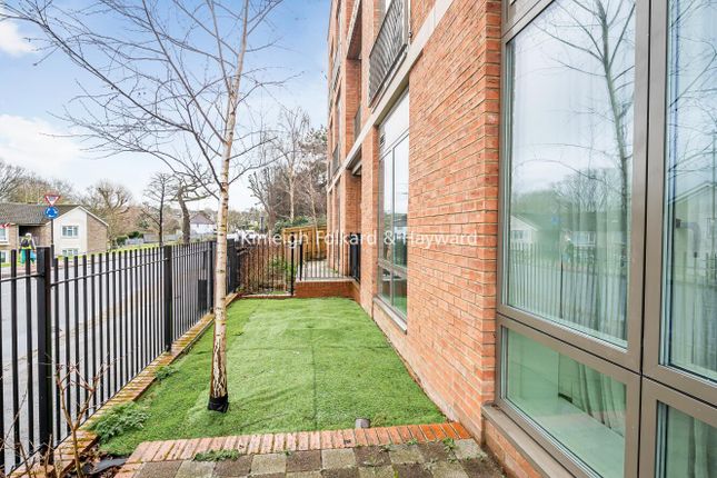 2, Oakwood Crescent, London photo 3