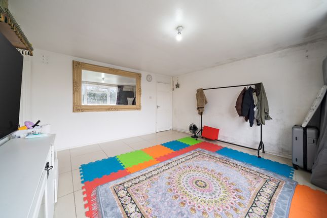 98, Oxford Way, Feltham photo 3