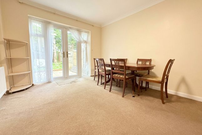 12, Kestrel Close, London photo 2