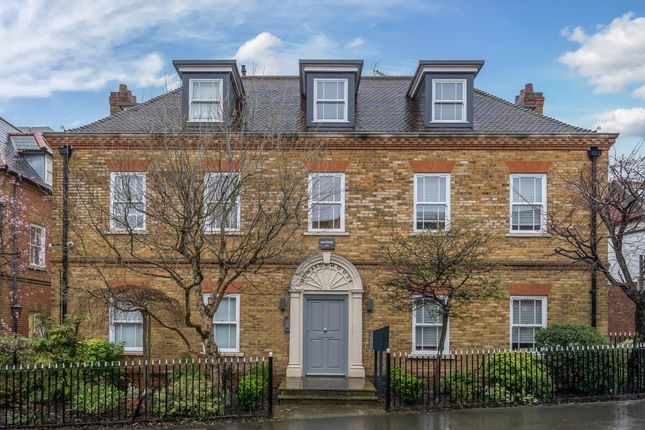 Flat to rent in Baker Street, Weybridge