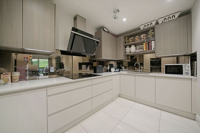 Spectrum Apartments, 90 Hillview Gardens, London photo 2