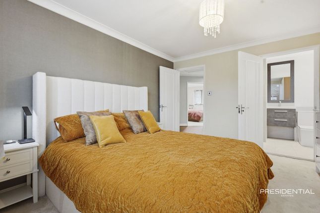 67a, Grove Hill, London photo 3