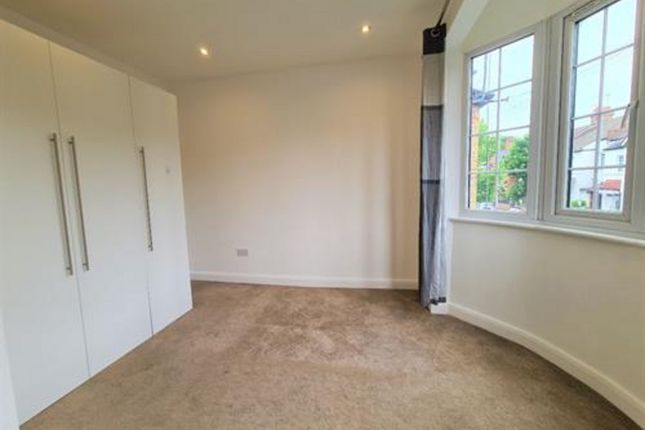 Flat Flat 2, 27, Fallow Court Avenue, London photo 2