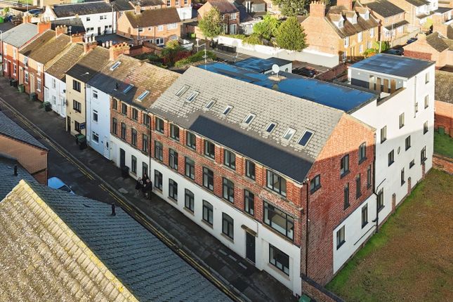 1-bed flat on Herriotts Lane, Northamptonshire, £865/mo