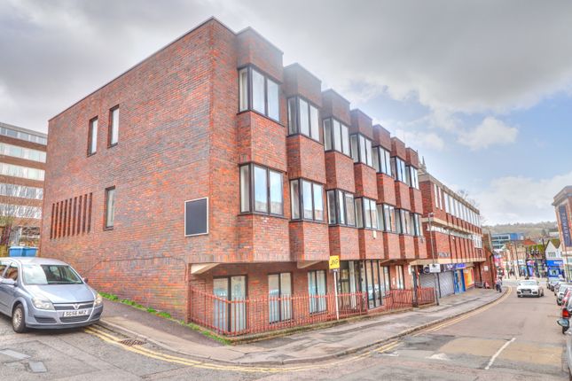 Flat to rent in Priory Road, High Wycombe, Buckinghamshire