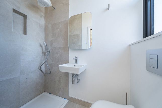 663B, Garratt Lane, London photo 2