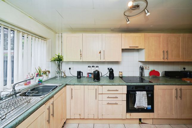 13, Lichfield Close, Merseyside photo 4