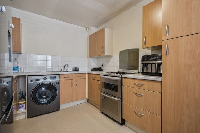 6, Oak Tree Drive, Slough photo 2