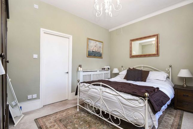 93B, Hopton Road, London photo 4