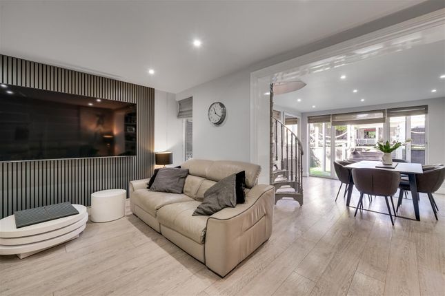 5, Daubeney Place, Hampton photo 3