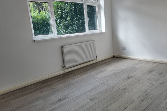 FLAT 2 148, Burnt Ash Hill, London photo 3